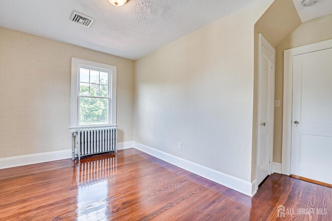 Building Photo - 338 Buckelew Ave