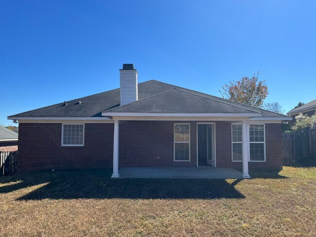 Building Photo - Discover the Perfect Blend of Comfort and Convenience