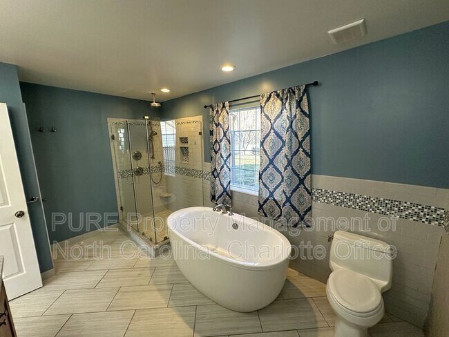 Building Photo - 12115 Landing Green Dr