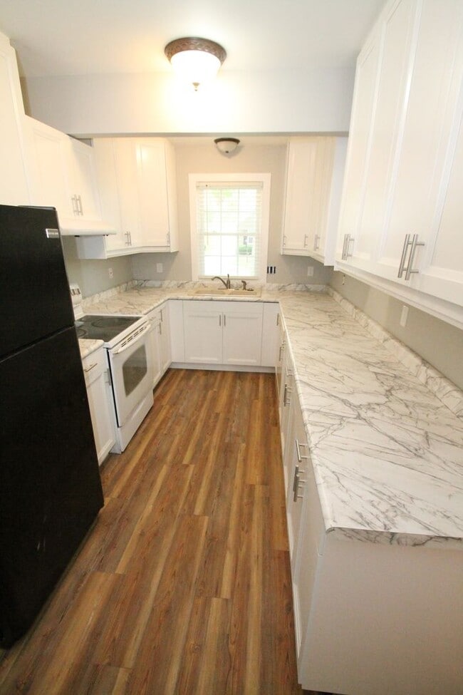 Building Photo - This 4br, 2bth home is for someone who wants way more than they pay for. SO Nice!