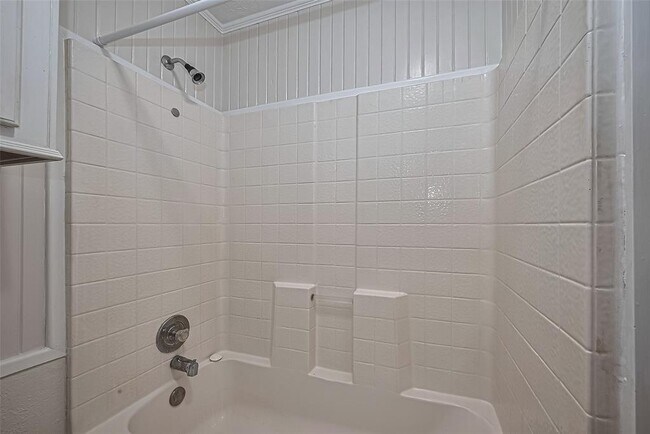 Building Photo - 1372 W Pine Lake Cir