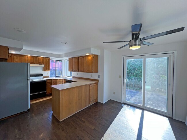 Building Photo - 1507 63rd Ave NE