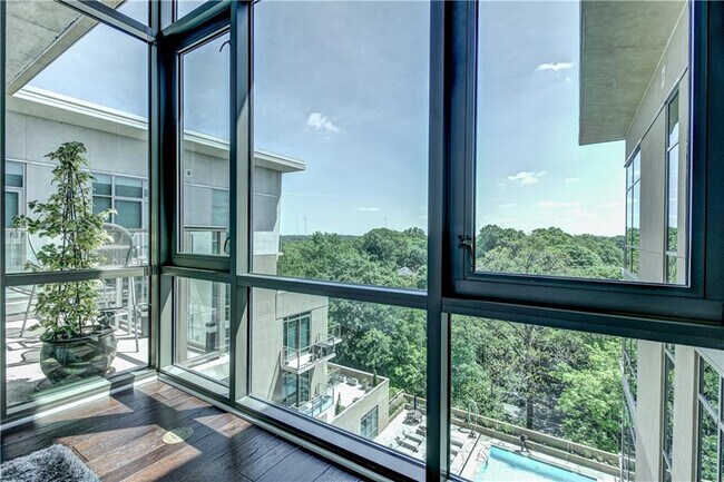 Building Photo - 905 Juniper St NE