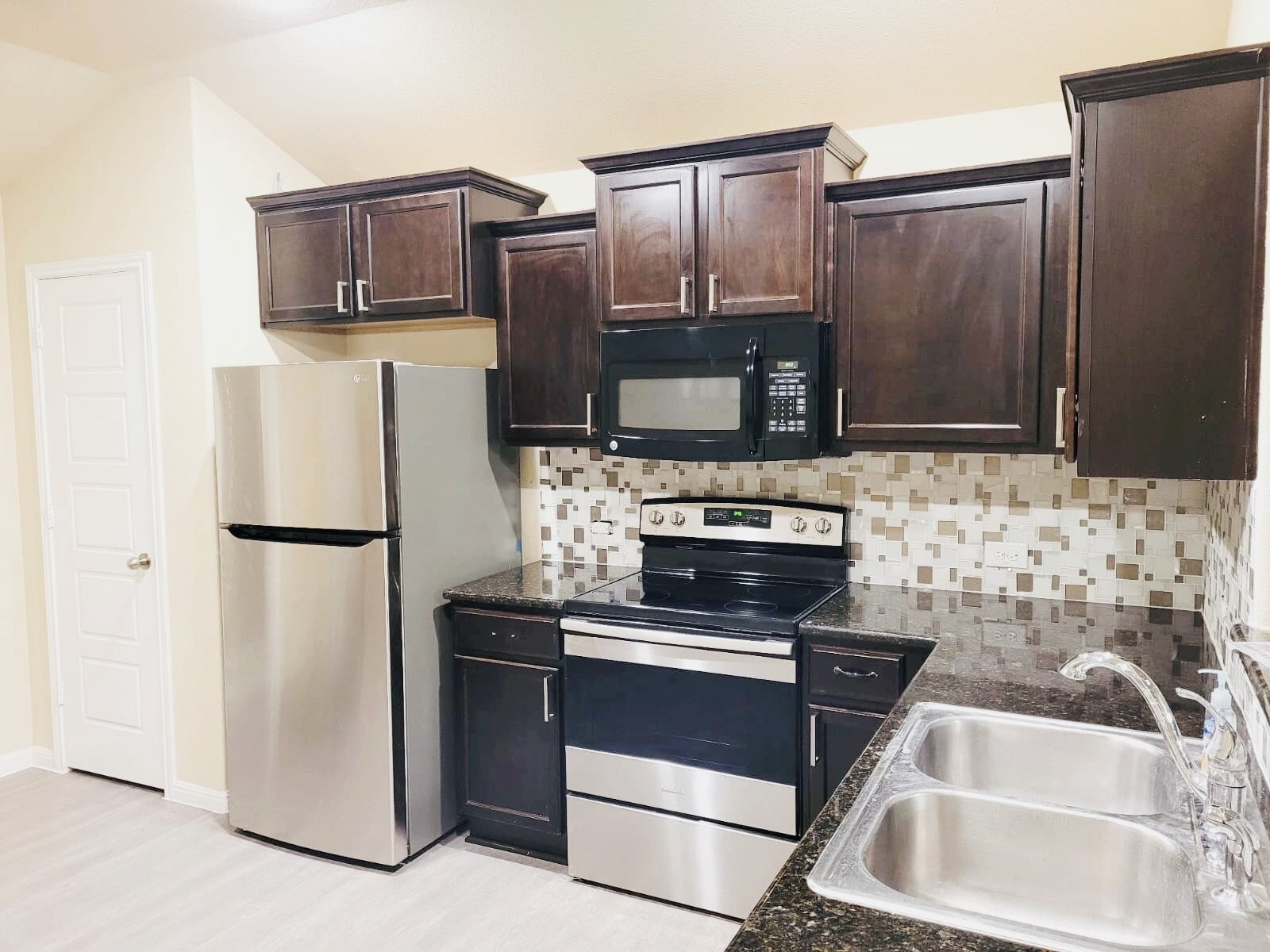 Building Photo - 103 Frio River Trl