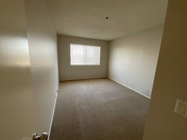 Building Photo - 5985 Dandridge Ln
