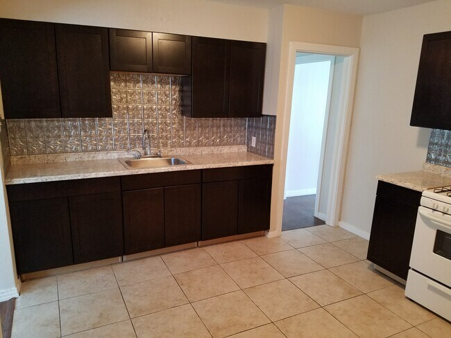 Building Photo - 1405 Sycamore St