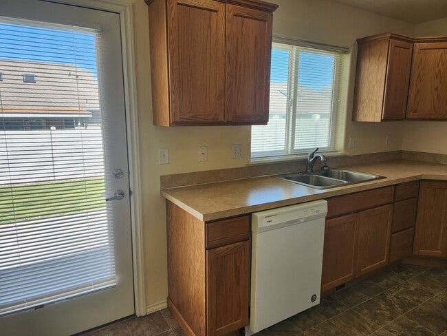 Building Photo - West Valley S. 90th 3br 2ba Double garage,...