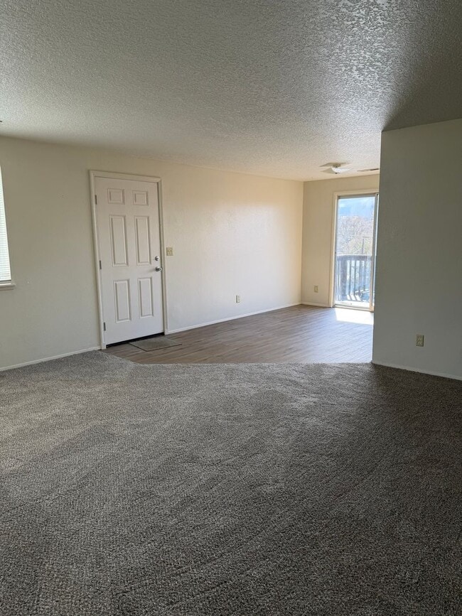 Building Photo - Newly remolded 3b/1b duplex