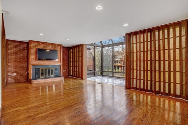 Building Photo - AMAZING SPACIOUS END UNIT TOWNHOUSE IN PRIME LOCATION