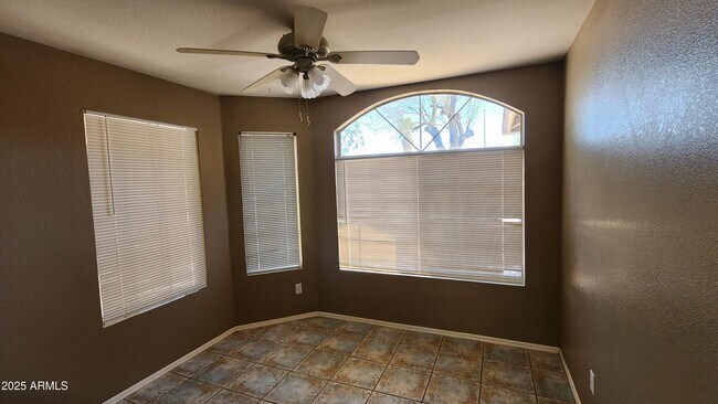 Building Photo - 6126 W Paradise Ln