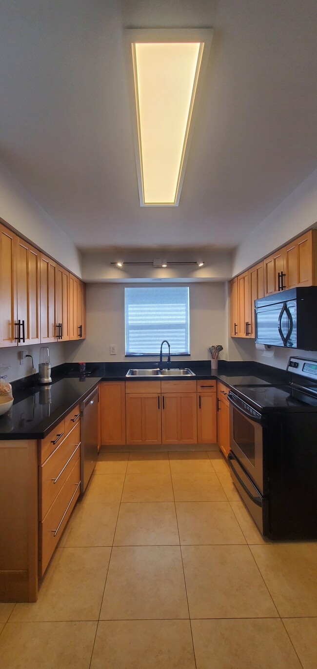 Building Photo - 18901 NE 14th Ave