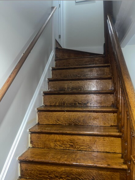 Building Photo - 208 Buckingham St