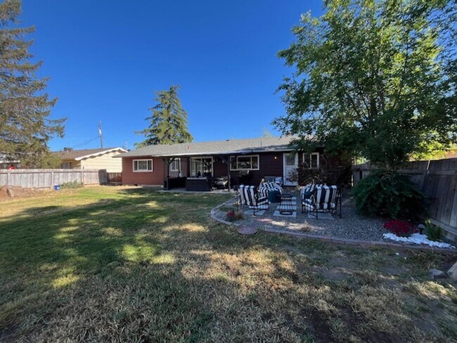 Building Photo - ? **Charming Single-Level Home Just Minute...
