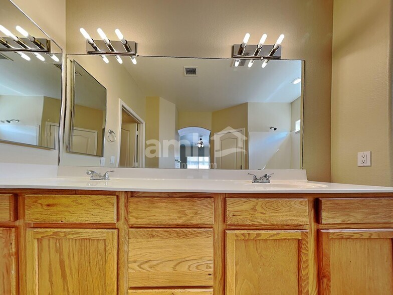 Building Photo - 11852 W Cambridge Ave