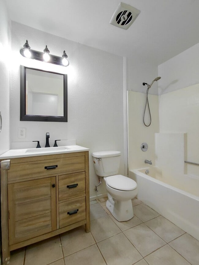 Building Photo - Spacious 3-Bedroom Home