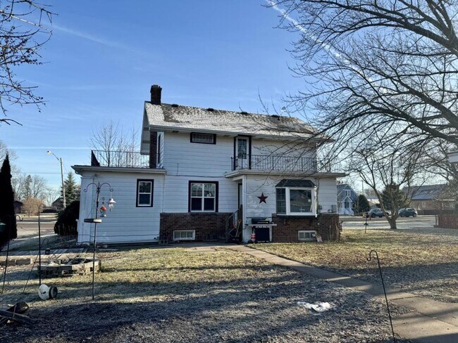 Building Photo - 1502 east 5th street