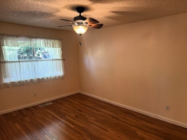 Building Photo - 349 Brockhurst Dr