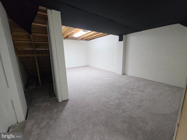 Building Photo - 614 E Pebworth Rd