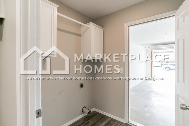 Building Photo - 490 Aster Ave