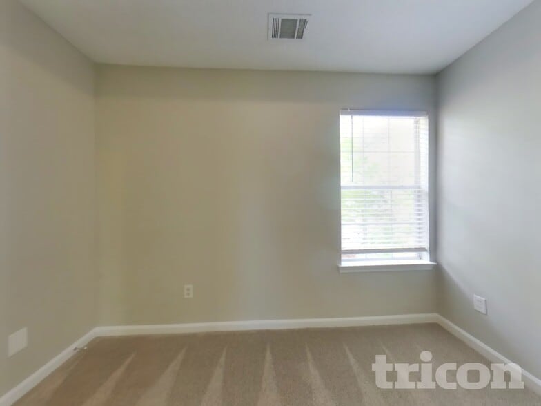 Building Photo - 1017 Spaniel Terrace