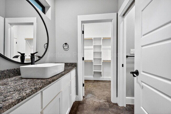 Building Photo - 211 W Murray St