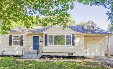 Building Photo - Spacious Home in the Heart of Independence
