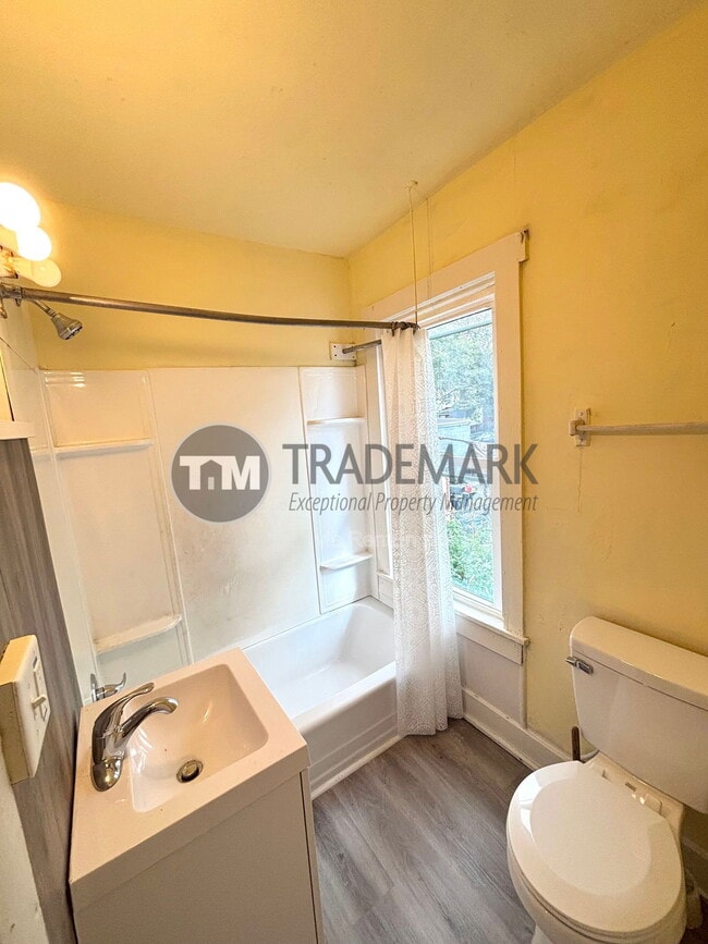 Building Photo - 513 Green St