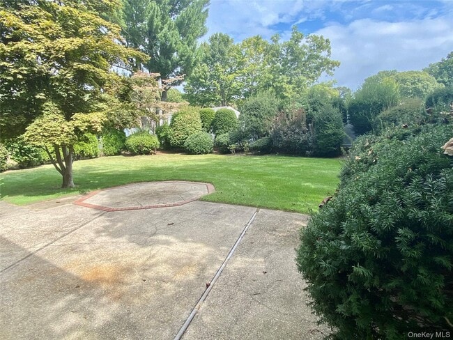 Building Photo - 21 Fairway Dr