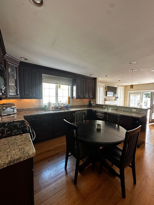 Building Photo - Spacious 3 Bed 2.5 Bath Single-Family Home...