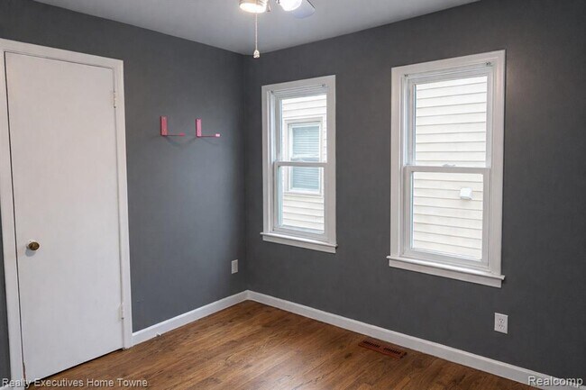Building Photo - 1381 E Chesterfield St