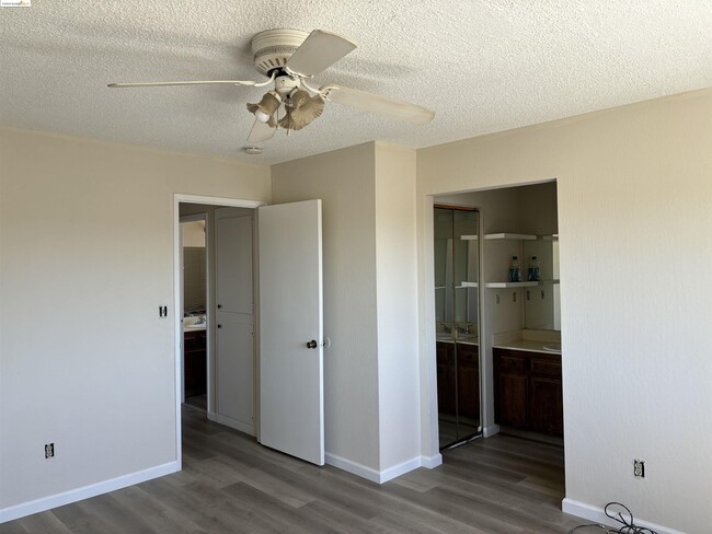 Building Photo - 912 Coyote Ct