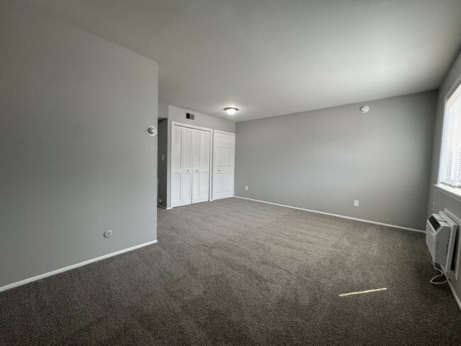 Building Photo - 4441 Oakwood