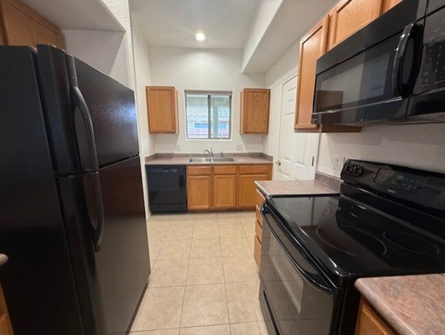 Building Photo - 2 Bedroom 2 Bath Contact Property Pros 928-634-7710