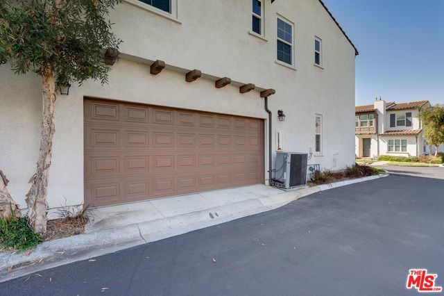 Building Photo - 494 Santa Maria St