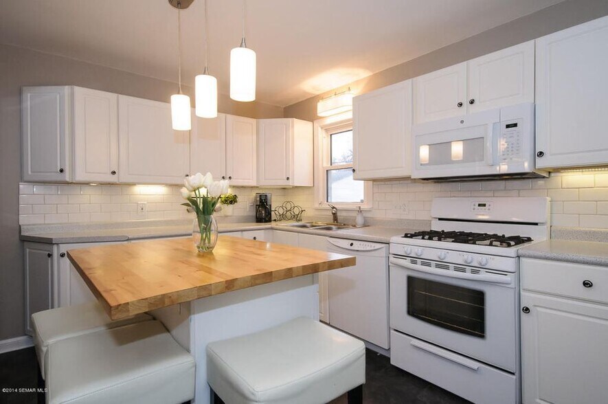 Remodeled kitchen with gas range - 728 12th Ave NE