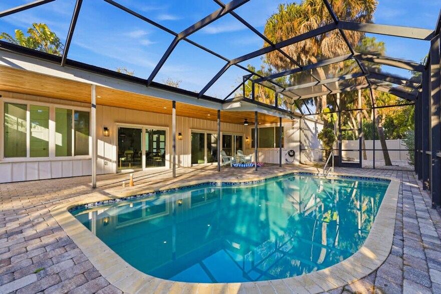 Building Photo - 4879 Commonwealth Dr