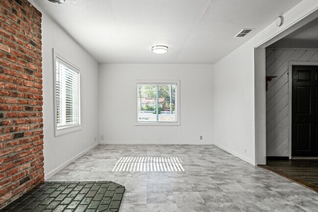 Building Photo - Adorable and clean country property locate...