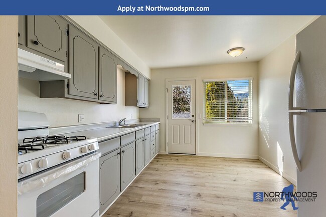 Building Photo - Newly Renovated 2 Bedroom 1 Bath in Beauti...