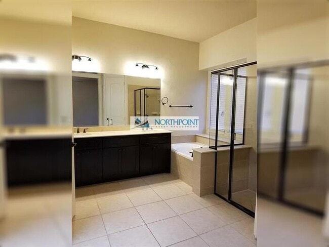 Building Photo - 3701 Post Oak Trail