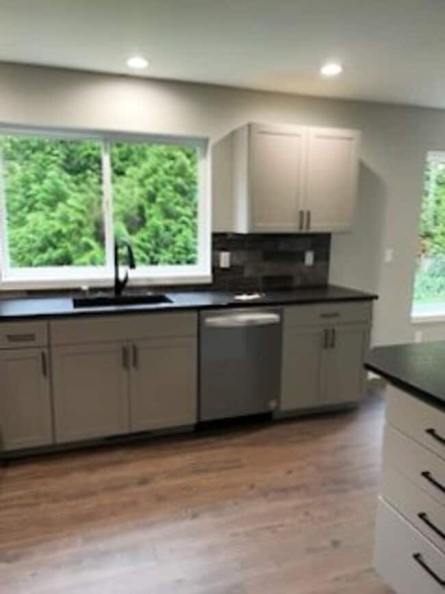 Building Photo - Lovely 3 Bedroom Recently Renovated!