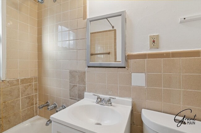 Building Photo - $1,100/month - 2 Bed 1 Bath