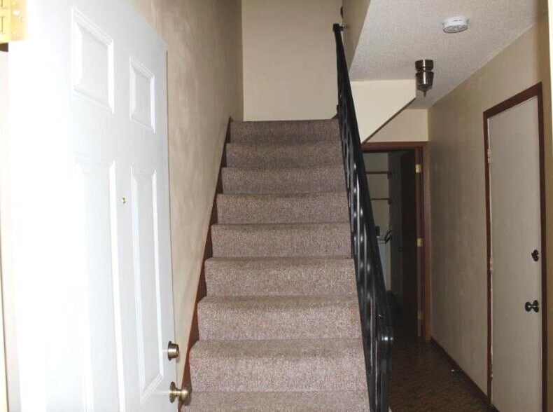 Building Photo - 1624 Greeley St S