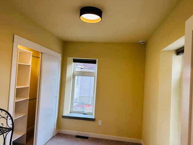 Building Photo - 605 Alderson Ave