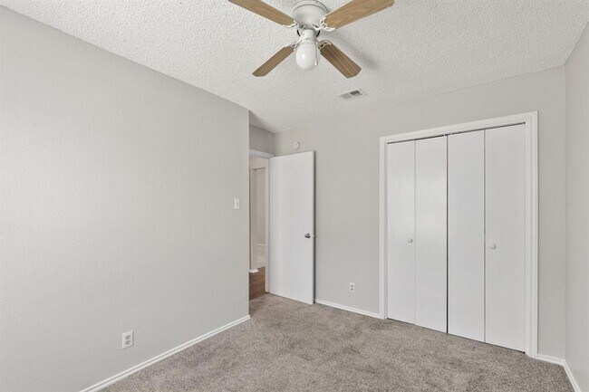 Building Photo - 6002 Parkwood Dr