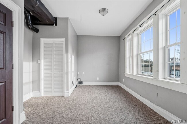 Building Photo - 2114 Seneca St