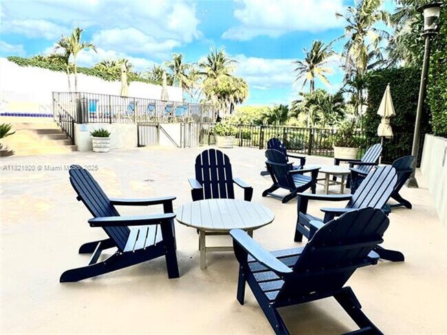 Primary Photo - 1621 Collins Ave