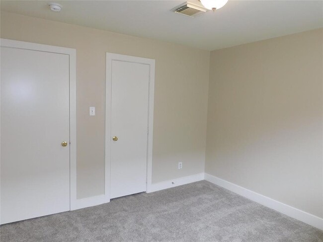 Building Photo - 6143 Settlers Lake Cir W