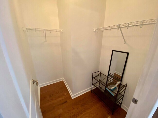 Building Photo - Charming 2Bedroom/2Bath Condo in Heart of ...
