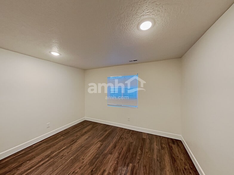 Building Photo - 2151 E Silverado Ln