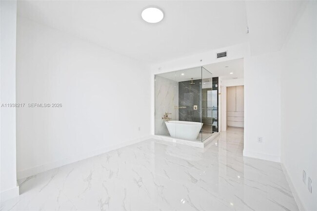 Building Photo - 700 NE 24th St